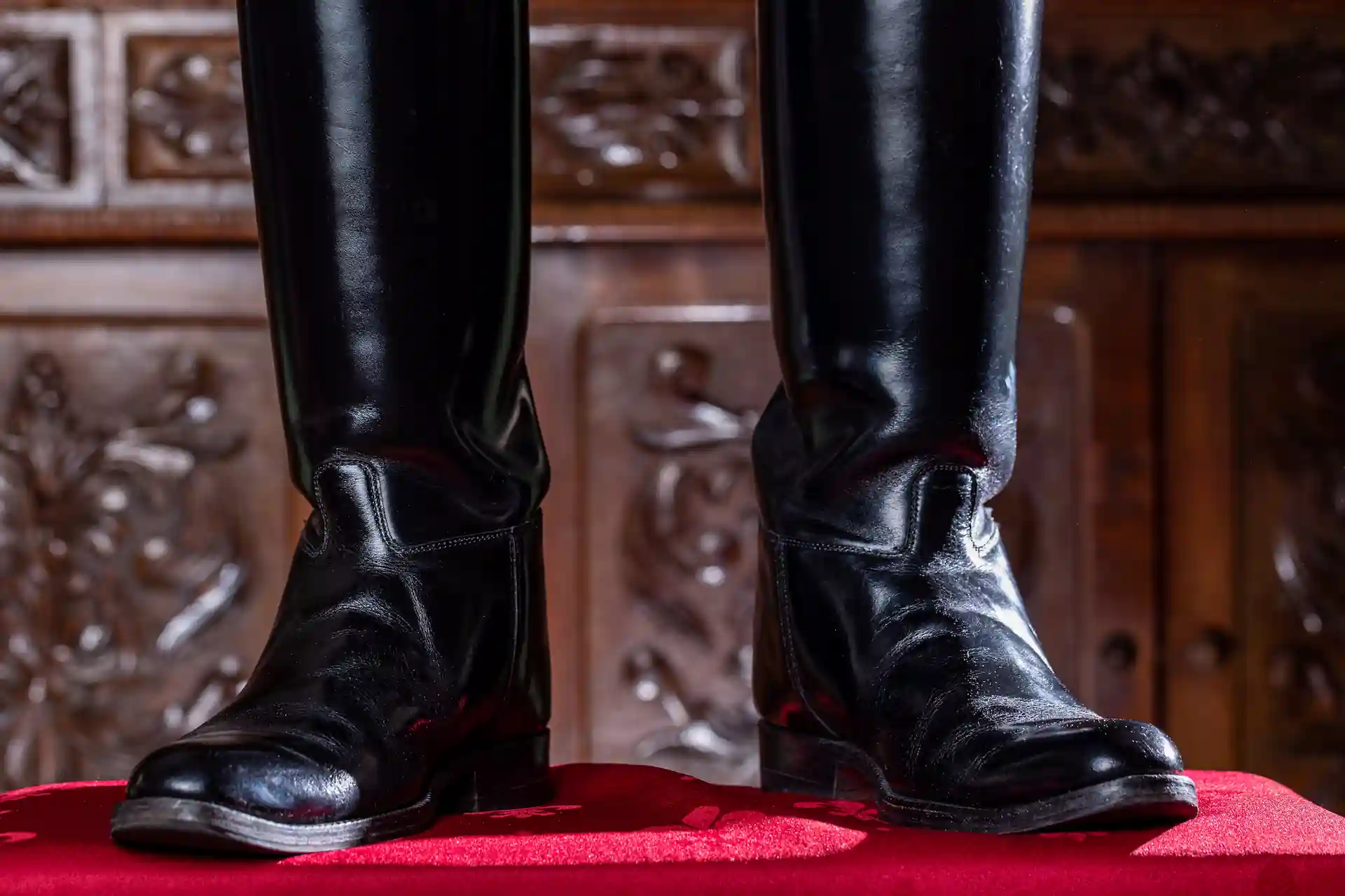 Bottes bordeaux portées avec l’habit féminin des Hérauts de l’Évangile