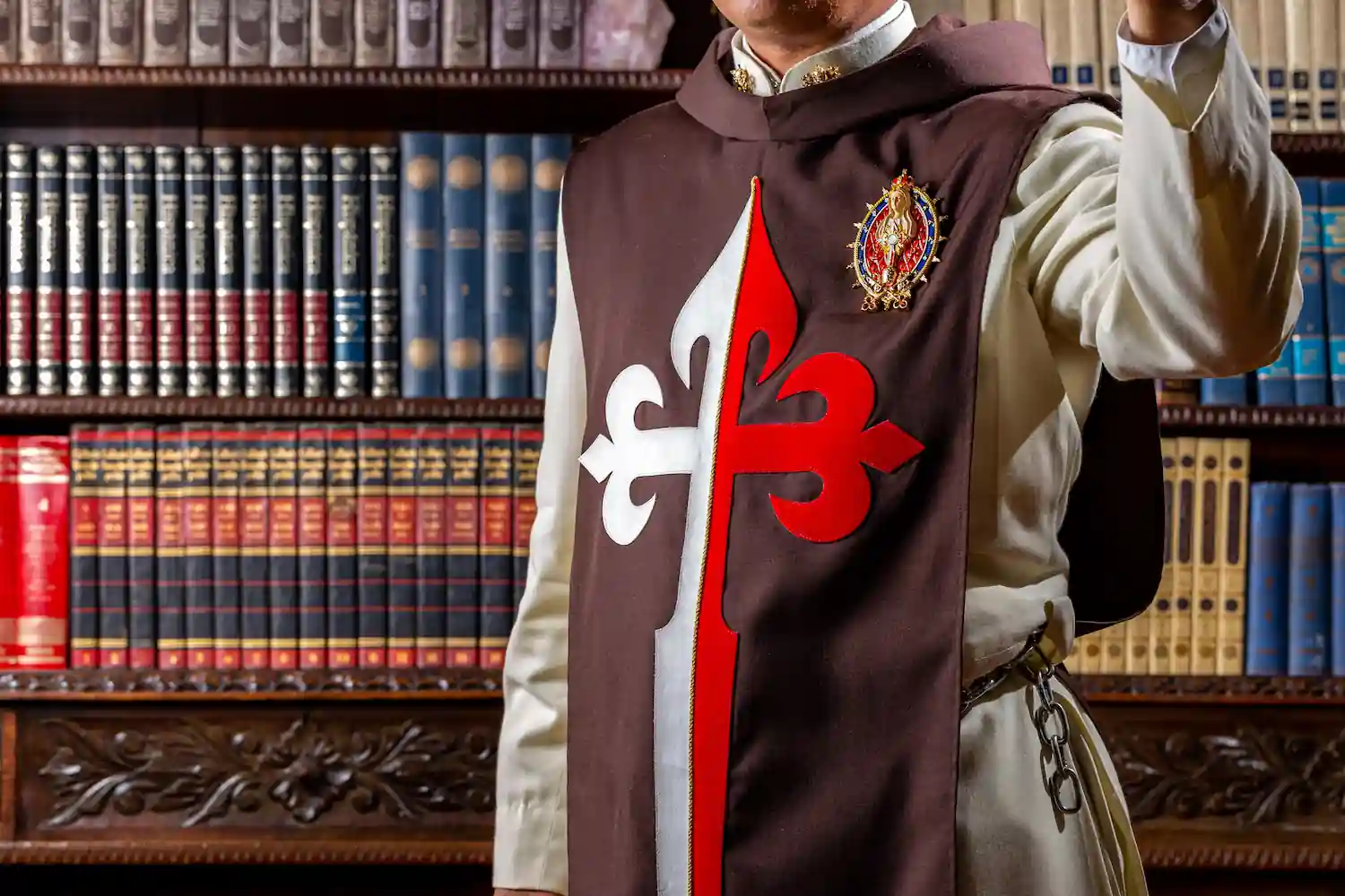 Croix des Hérauts de l’Évangile appliquée sur le scapulaire marron