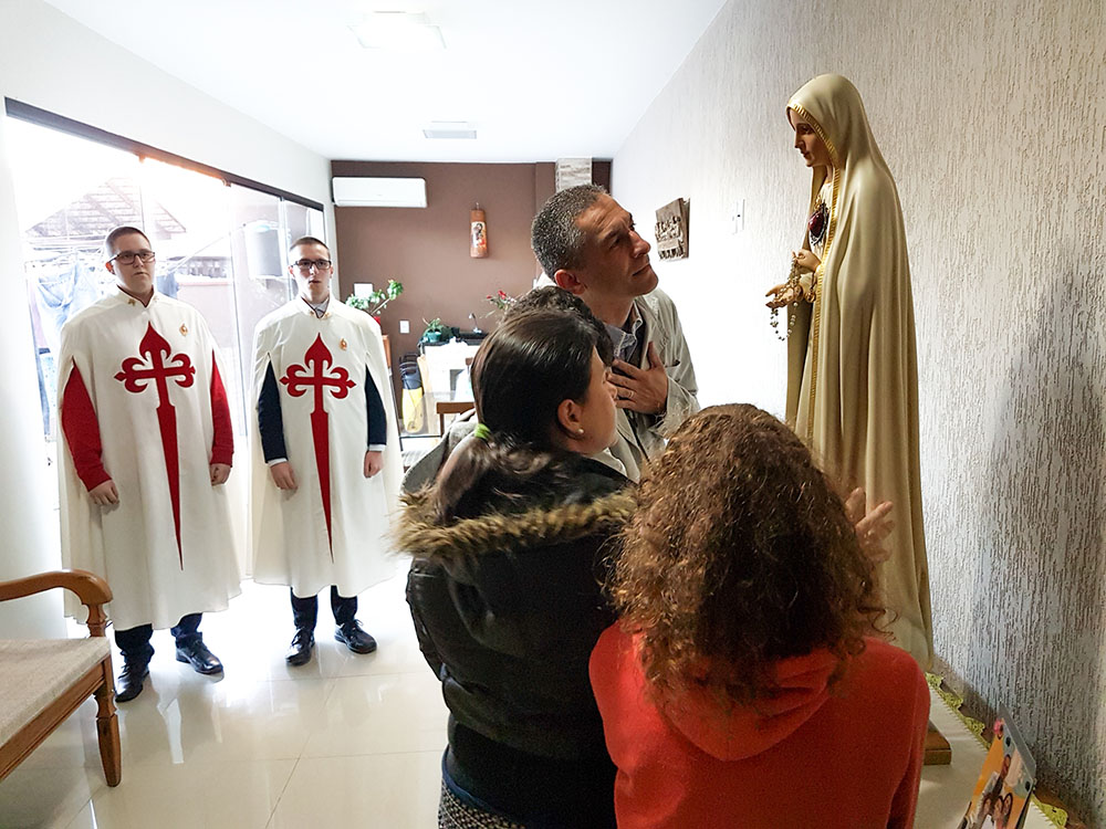 Statue pèlerine du Cœur Immaculé de Marie préparée pour une visite dans un foyer