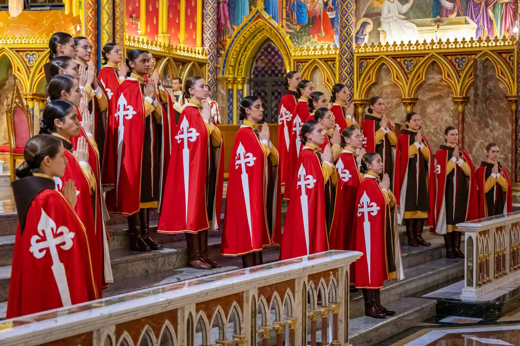 Membres des Hérauts de l’Évangile portant la cape liturgique lors d’une cérémonie