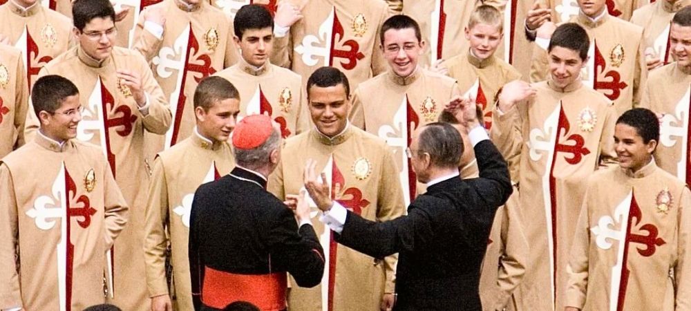 Mgr João Clá Dias entouré de jeunes Hérauts de l’Évangile, un exemple d’amitié véritable