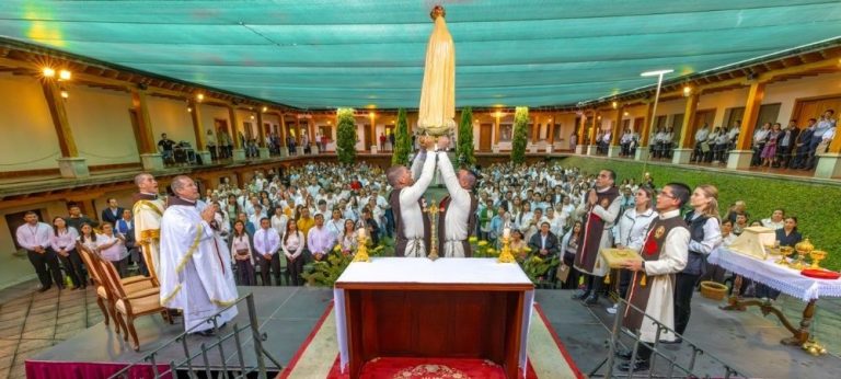 Esclaves de la foi : les Hérauts de l’Évangile