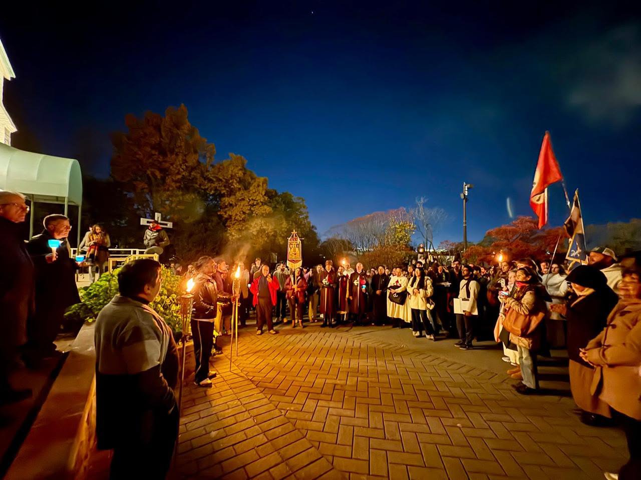 Foule de jeunes et de fidèles rassemblés aux flambeaux à l'Oratoire Saint-Joseph