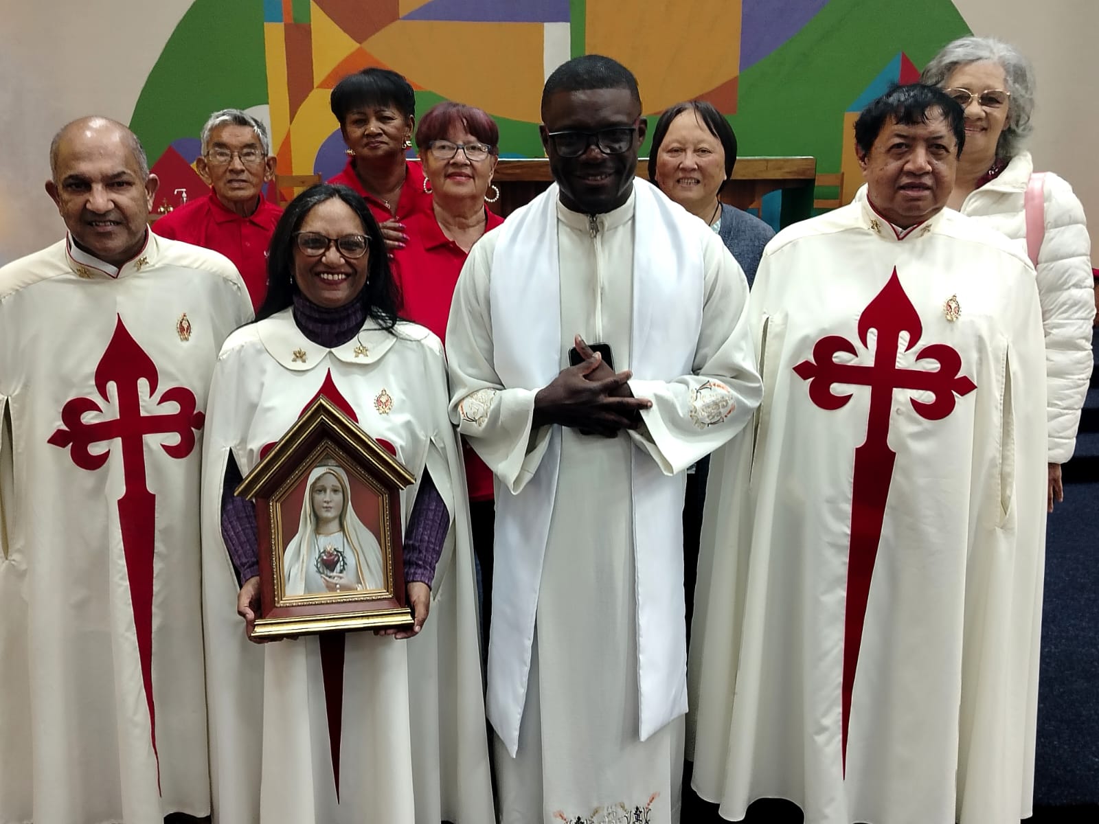 Membres des Hérauts de l'Évangile et de la Légion de Marie avec le P. Coleman et un oratoire du Cœur Immaculé de Marie, paroisse du Sacré-Cœur de Jésus, Gqeberha (Afrique du Sud)