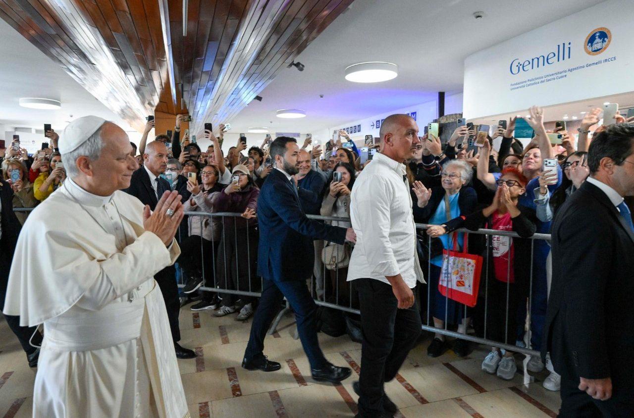 Le pape Léon XIV salue le personnel et les patients de la polyclinique Gemelli, à Rome