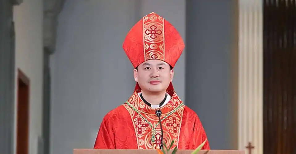 Mgr Ignace Ding Zuyao en mitre et chasuble rouges lors de son ordination épiscopale à Nantong