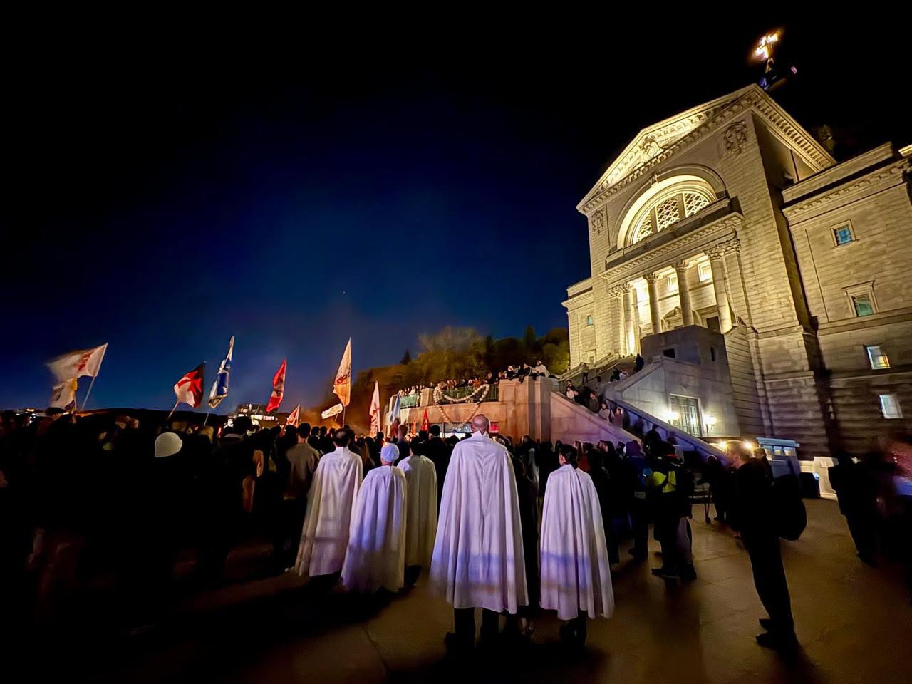Hérauts de l'Évangile en cape blanche devant l'Oratoire Saint-Joseph illuminé lors du 200e jour de chapelet du Renouveau du Québec