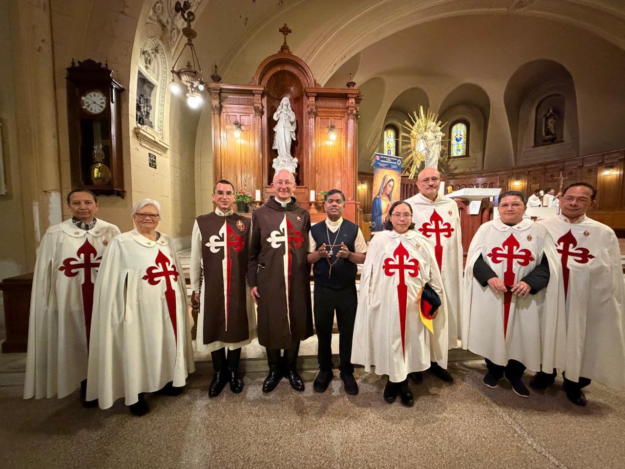 Groupe des Hérauts de l'Évangile, dont le père Ryan Murphy, dans le sanctuaire de l'Oratoire Saint-Joseph