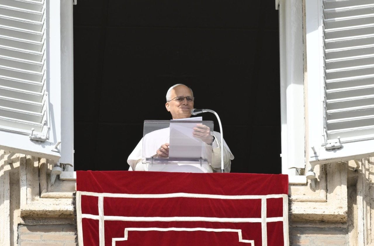 Le pape Léon XIV, souriant, lit son texte à la fenêtre du Palais apostolique pendant l'Angélus, place Saint-Pierre